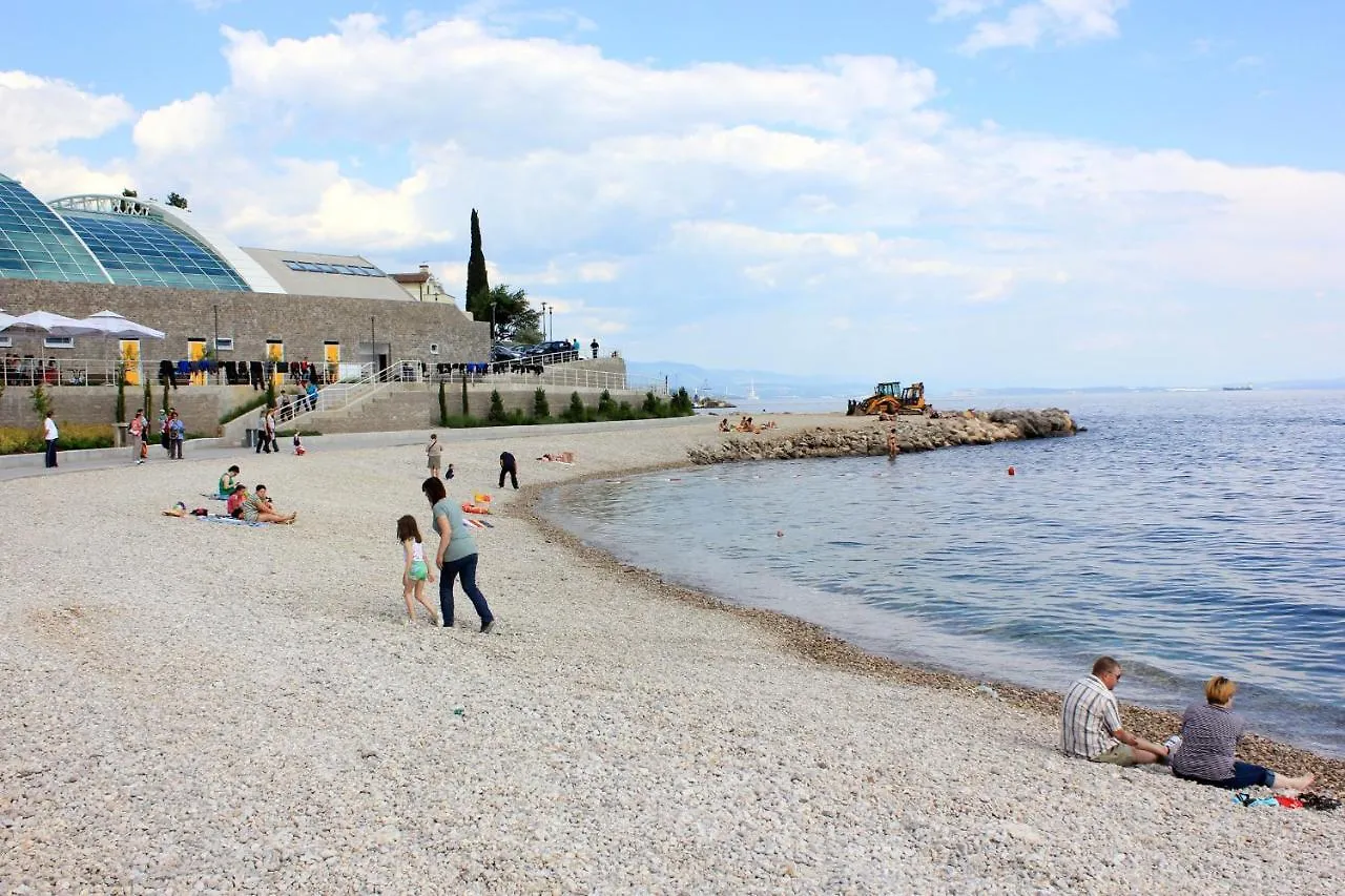 Apartments With Wifi Rijeka - 7825 0*,  Croazia