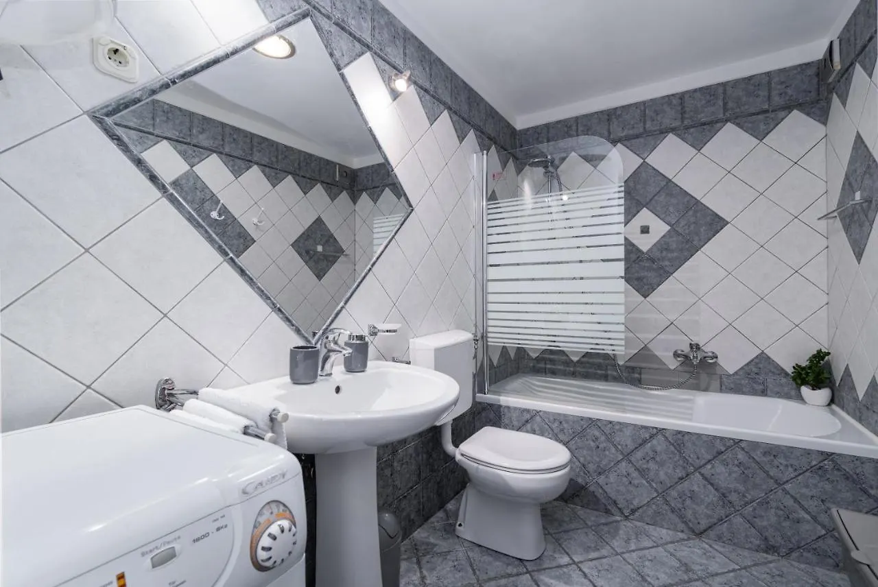 Apartments With Wifi Rijeka - 7825